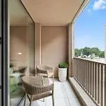 Castle-side Luxury On Danube River Bank,free Parking Apartmán