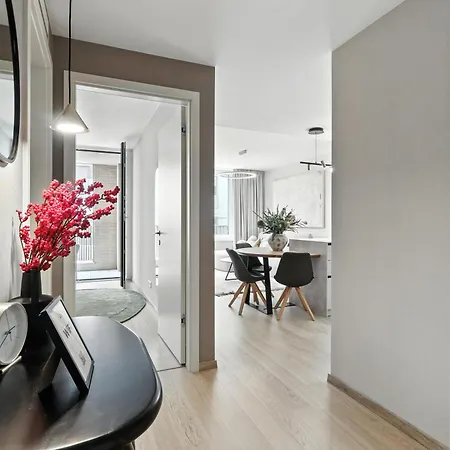 Castle-side Luxury On Danube River Bank,free Parking Apartment