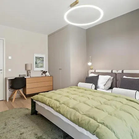 Castle-side Luxury On Danube River Bank,free Parking Apartament