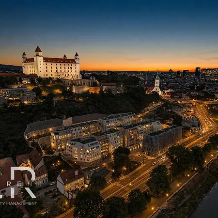 Castle-side Luxury On Danube River Bank,free Parking アパート ブラチスラヴァ