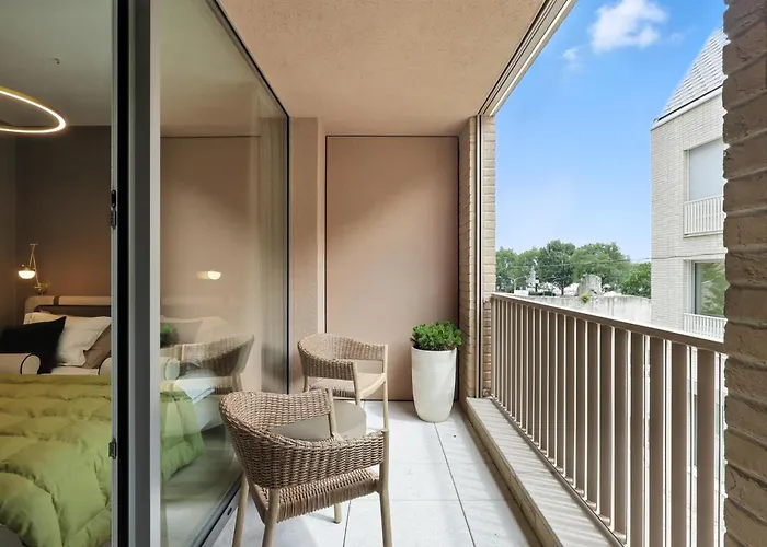 Castle-side Luxury On Danube River Bank,free Parking Appartement