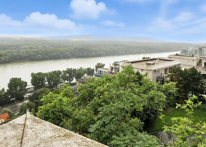 Castle-side Luxury On Danube River Bank,free Parking Appartement Bratislava