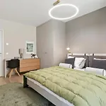 Castle-side Luxury On Danube River Bank,free Parking Lejlighed