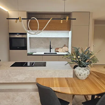 Castle-side Luxury On Danube River Bank,free Parking Appartement Bratislava