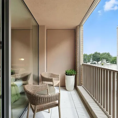 Castle-side Luxury On Danube River Bank,free Parking Appartement